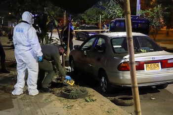 Un policía pone demarca la