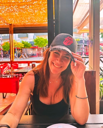 Daniela Ballester sonríe frente a