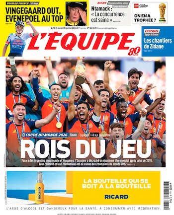 Portada de L'Équipe. Jugadores de la selección española de fútbol masculino, con camisetas naranjas y azules, celebran con la Copa del Mundo 2026