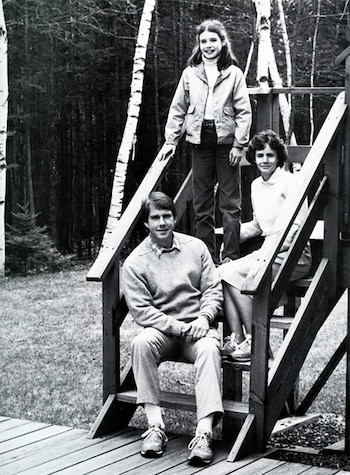 Su padre, Arthur, era profesor de literatura en la Universidad de Maine y su mamá, Jane, era asistente social. A los cinco años, le escribió una carta a la reina Isabel II de Gran Bretaña, para decirle que le caía muy simpática (samanthasmith.info)