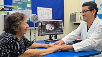 Elena Sánchez Barrón, de 82 años, fue sometida a una cirugía de alta complejidad en el Hospital Nacional Alberto Sabogal - Créditos: Essalud.