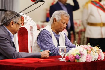 Yunus durante la jura como primer ministro de Bangladesh (REUTERS/Mohammad Ponir Hossain)