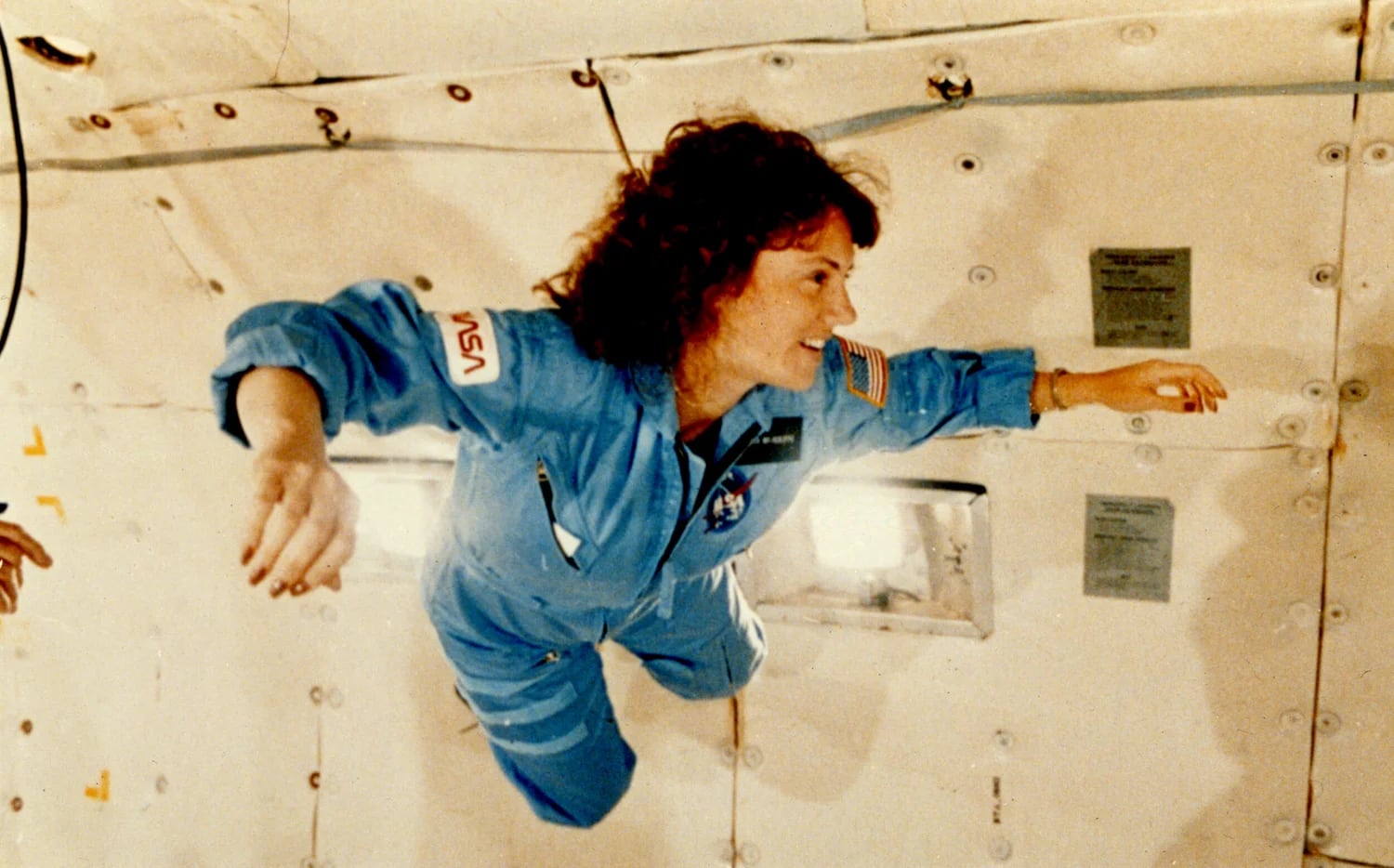 Christa McAuliffe experimenta la gravedad cero durante un vuelo de entrenamiento parabólico a bordo del avión KC-135 de la NASA, preparándose para la misión del transbordador Challenger en 1985 (cm-center.org)