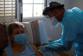 FOTO DE ARCHIVO: Una mujer