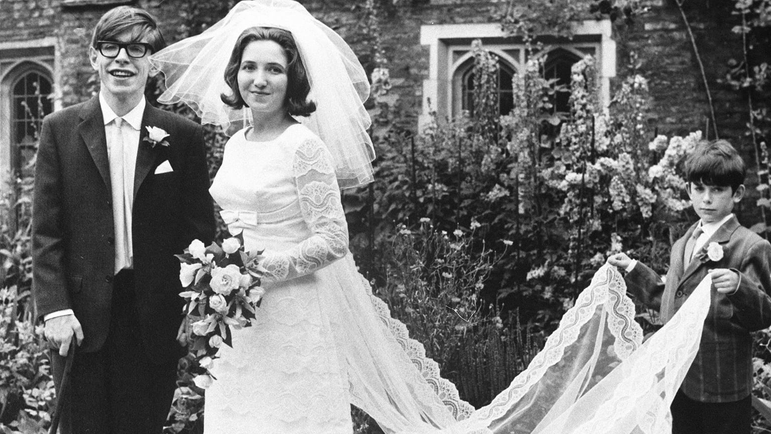 Stephen Hawking se casa con Jane Wilde, el 14 de julio de 1965 (Grosby Group)