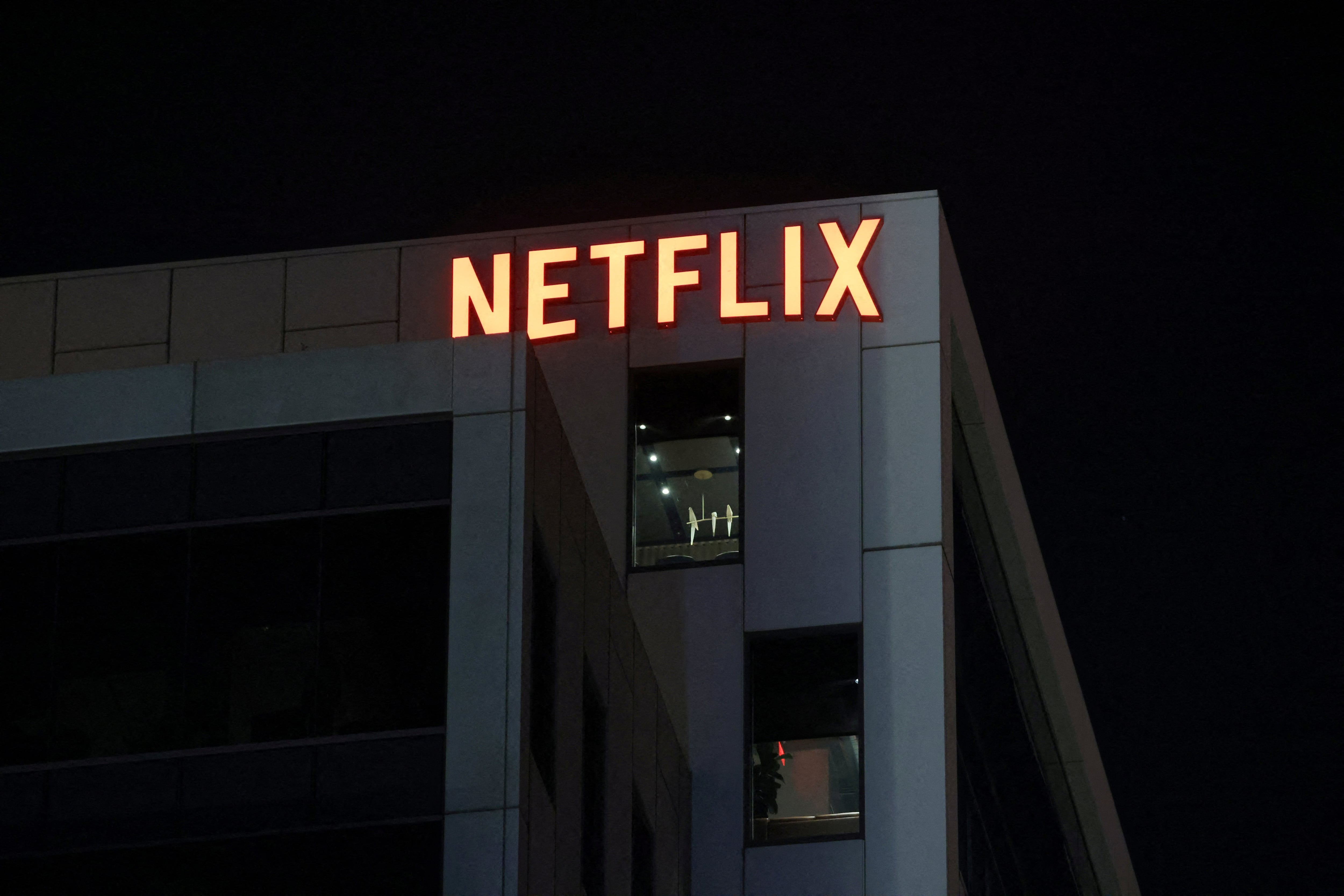 Netflix rechazó las acusaciones de los productores y señaló que tomó medidas adicionales para apoyar al equipo tras el robo del disco (REUTERS/David Swanson/File Photo)