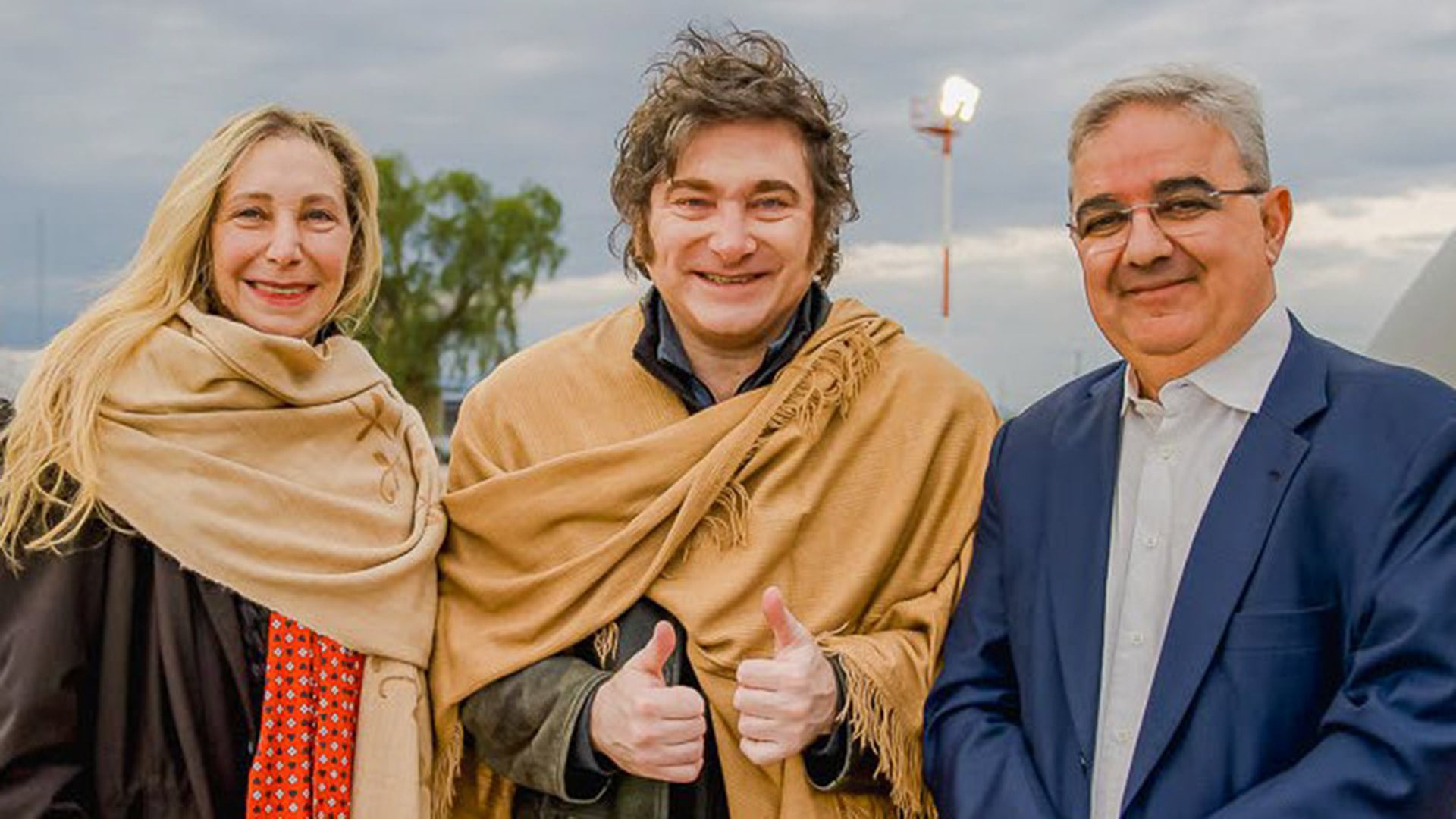 Milei encabezó un acto minero en Catamarca y evitó hablar de Flávio Bolsonaro tras aterrizar en EEUU