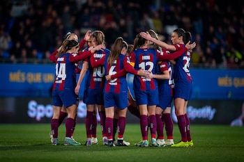25/01/2024 FC Barcelona Femenino.
El Barça marcha a cuartos en primera clase
Las de Giráldez vencen (2-0) al Eintracht y hacen los deberes en Champions a falta de una jornada
MADRID, 25 (EUROPA PRESS)
El FC Barcelona Femení superó (2-0) al Eintracht este jueves en la penúltima jornada de la fase de grupos de la Liga de Campeones, para asegurar así llegar como primera a los cruces de cuartos de final, gracias a los goles de Patri Guijarro y Caroline Graham.
El conjunto azulgrana, vigente campeón, no necesitó su versión más arrolladora para dominar y vencer con solvencia en el Estadi Johan Cruyff a un rival que se jugaba seguir viva en Europa, dentro del Grupo A. La posesión y las ocasiones fueron locales, y también los goles para subir a primera clase el billete que ya tenían.
En el minuto 18, después de perdonar una justo antes, Patri firmó el 1-0 con un buen disparo lejano. Las de Jonatan Giráldez, intratables durante toda esta fase inicial, reclamaron un penalti poco después y rondaron el gol en varios acercamientos.
Con todo, el Eintracht tuvo sus momentos de posesión y supo defenderse con éxito durante muchos minutos, aunque incapaz de llegar a la meta local con peligro. A las visitantes no les acompañó la fortuna además, con las lesiones de Reuteler y la portera Johannes ante un rival con el objetivo del pleno de triunfos.
El Barça, que había saltado con un once sin rotaciones, mantuvo su dominio en la reanudación. Giráldez no empezó a mover banquillo hasta que Graham soltó otro latigazo lejano para hacer el 2-0. El campeón cumplió con una jornada aún por delante y el Eintracht no encontró su milagro para seguir vivo en Champions, con un empate 2-2 entre Benfica y Rosengard en el otro encuentro.
FICHA TÉCNICA:
--RESULTADO: BARÇA, 2 - EINTRACHT, 0. (1-0, al descanso).
--ALINEACIONES:
BARÇA: Cata Coll; Bronze, Paredes (Torrejón, min.84), Engen, Ona Batlle; Aitana (Vicky López, min.87), Walsh,