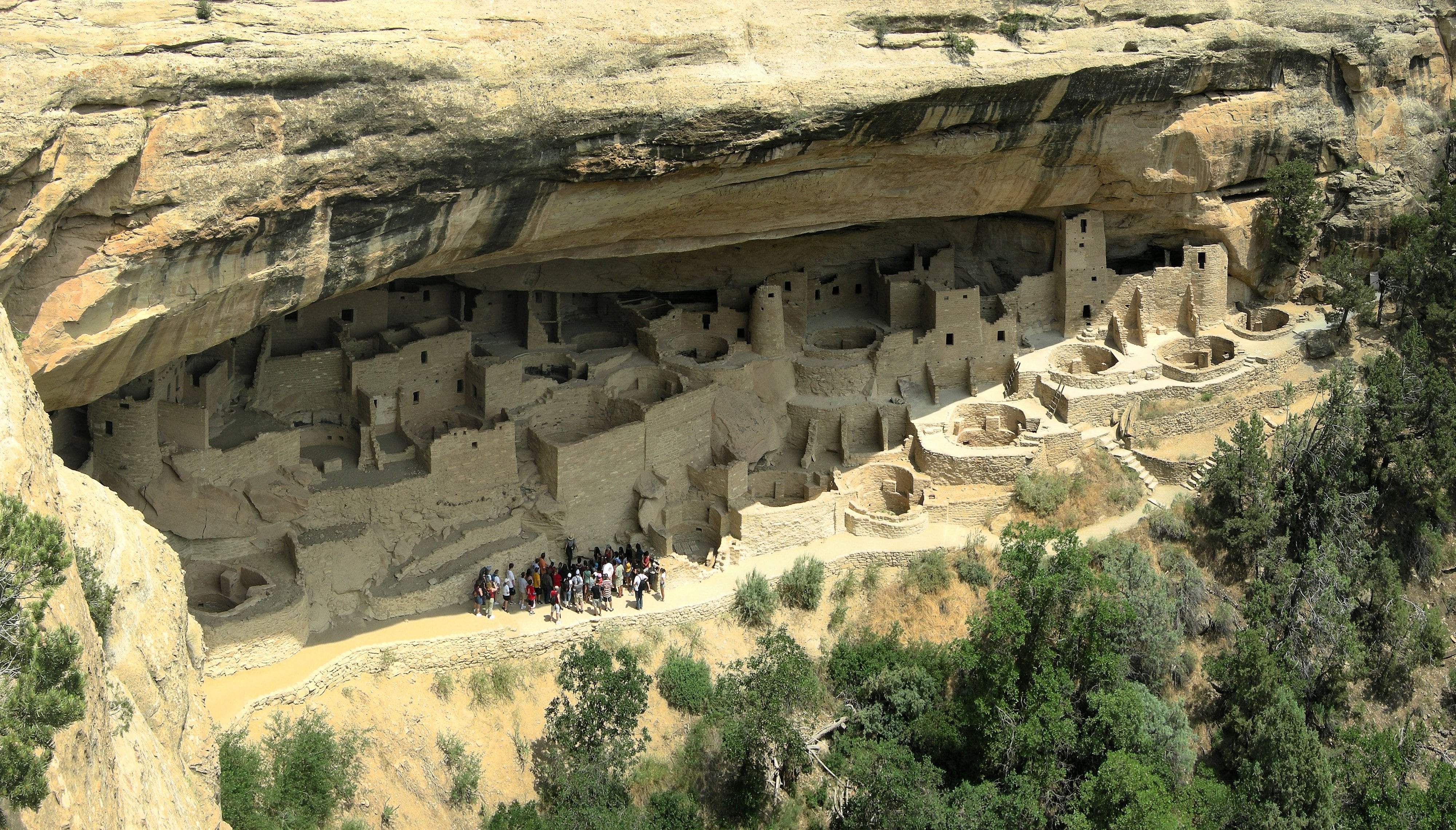 En Mesa Verde, los anasazi aprovecharon los acantilados para construir aldeas protegidas, manteniendo temperaturas estables y defendiendo a la comunidad (Wikipedia - Tobi 87)