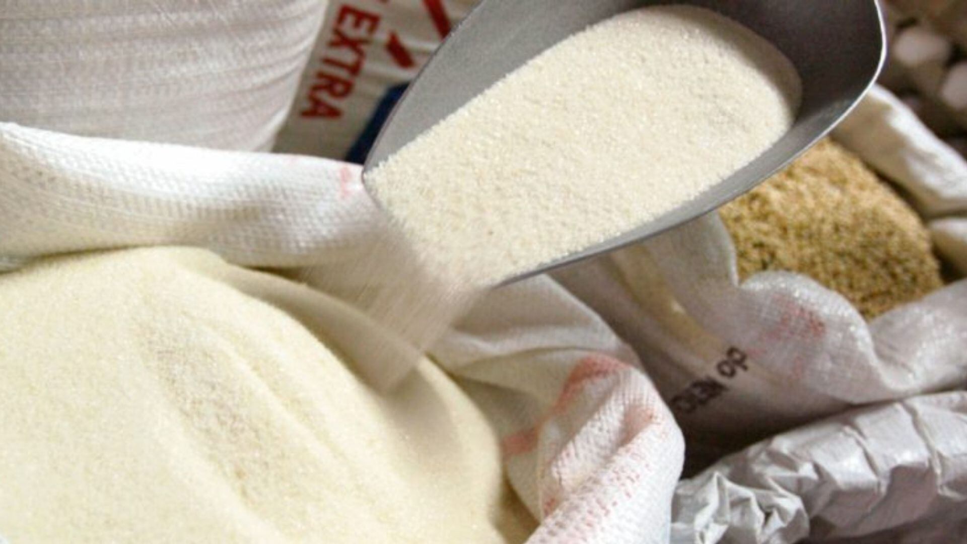 La caña no es solo para el azúcar. En Perú, la mezcla de gasolina con etanol (gasohol) se introdujo de manera obligatoria a partir del 1 de enero de 2010, con una implementación progresiva que se completó en julio de 2011.