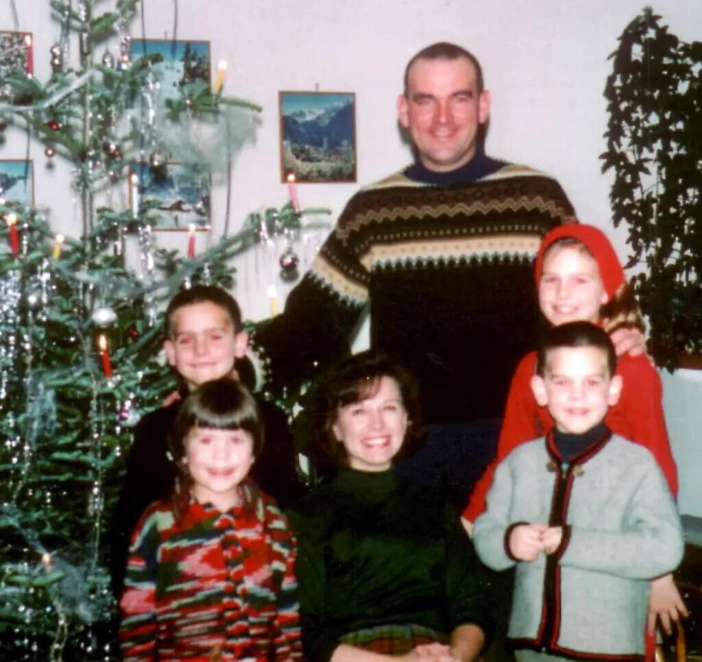 La familia Stirm en Navidad de 1966. Atrás, de izquierda a derecha, están Robert Jr., Robert Sr. y Lorrie. Al frente, de izquierda a derecha, están Cynthia, Loretta y Roger (Lorrie Kitchning/The New York Times)