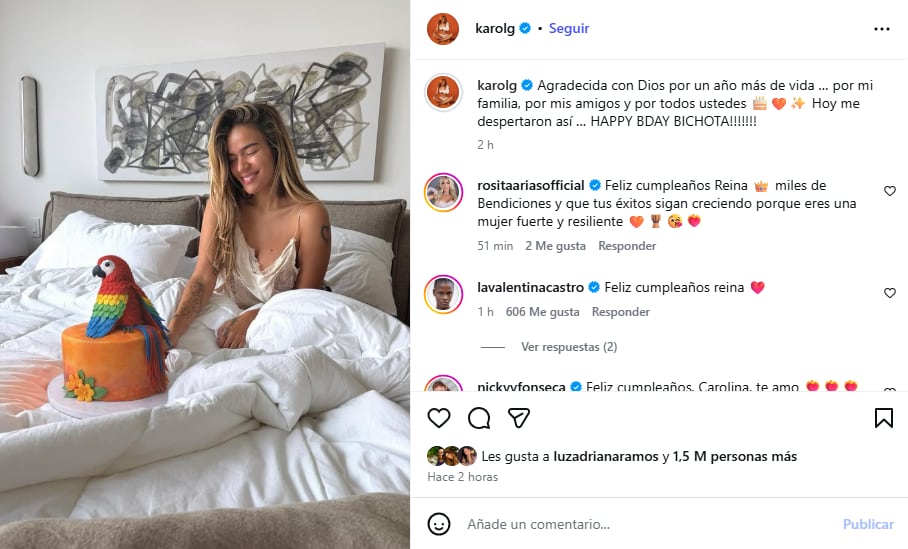 Karol G fue sorprendida en su cumpleaños con un pastel adornado con un papagallo - crédito @karolg/Instagram