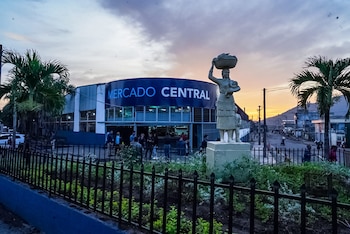 El Mercado Central de San Salvador permaneció abierto durante la intervención en sus alrededores (Cortesía: Prensa San Salvador Centro).