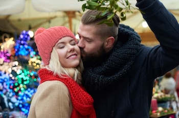 El muérdago, colgado en hogares