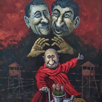 Dos cabezas sonrientes flotan sobre un hombre en rojo que opera una picadora de carne. Figuras humanas, torres de vigilancia y alambre de púas en el fondo