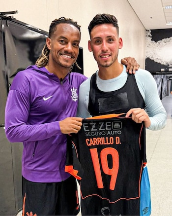 André Carrillo y Erick Noriega durante un reencuentro luego del Gremio vs Corinthians en el Brasileirao 2025.
