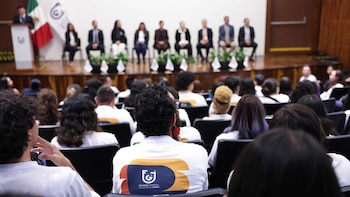 63 estudiantes de la Escuela Nacional de Lenguas, Lingüística y Traducción. Crédito: FGJ-CDMX