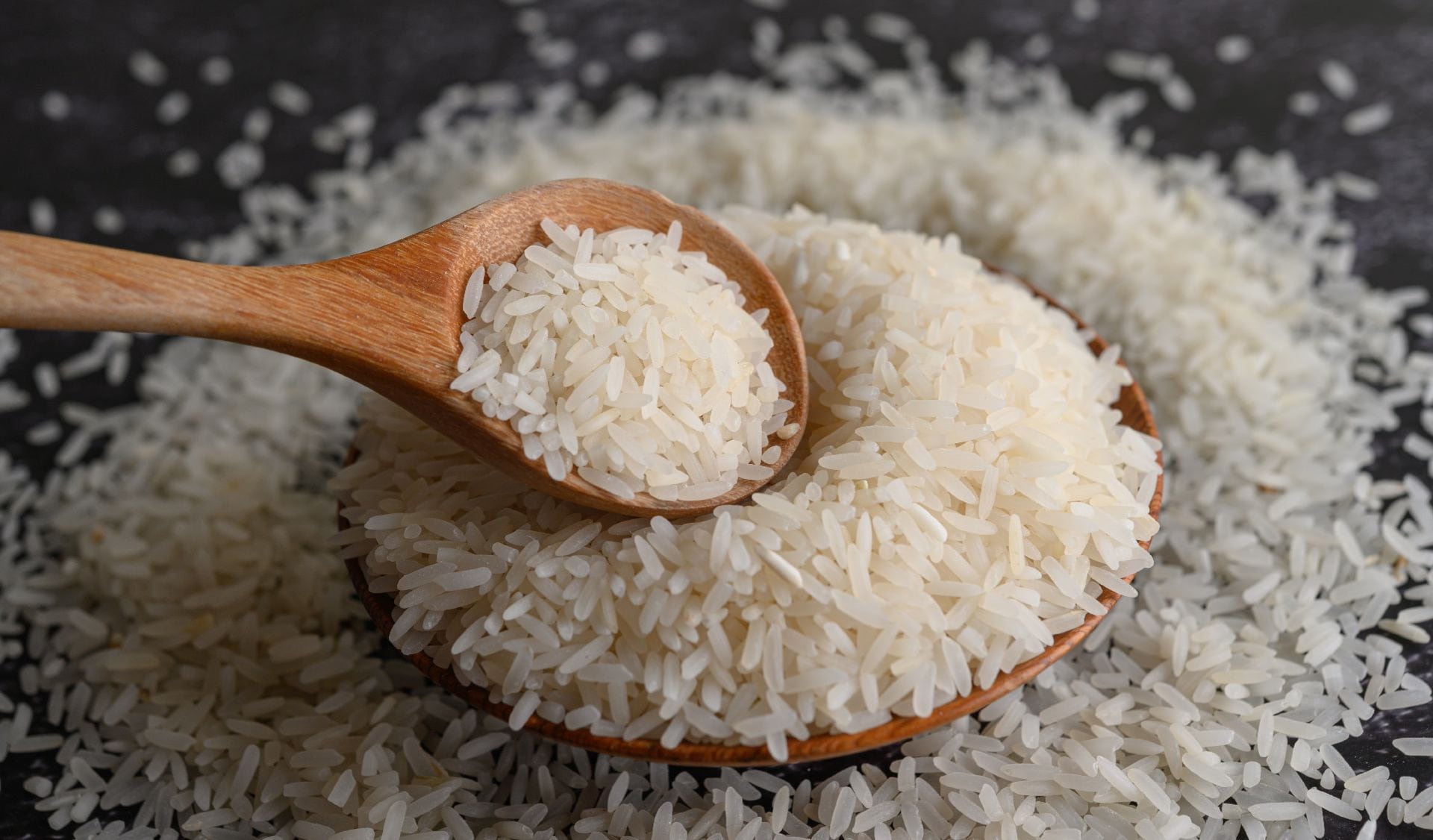 El arroz cocido frío sirve como base para elaborar salteados con vegetales, ensaladas o croquetas. (Freepik)