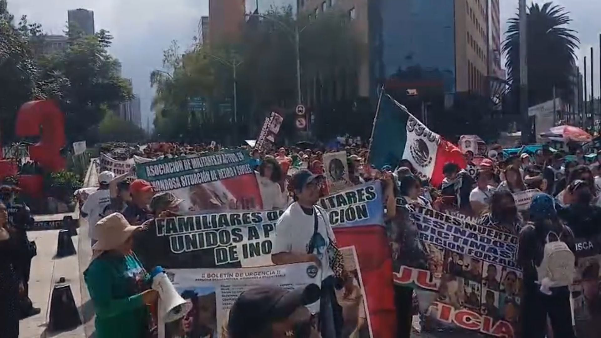 Familiares de víctimas de desaparición llegan al antimonumento de los 43 estudiantes desaparecidos de Ayotzinapa. (Crédito: Jaqueline Viedma/Infobae México)