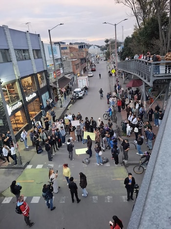 Bloqueos en la troncal de Transmilenio y la calzada mixta generaron congestión vehicular y cierre temporal de la estación Minuto de Dios - crédito telascanto4/IG