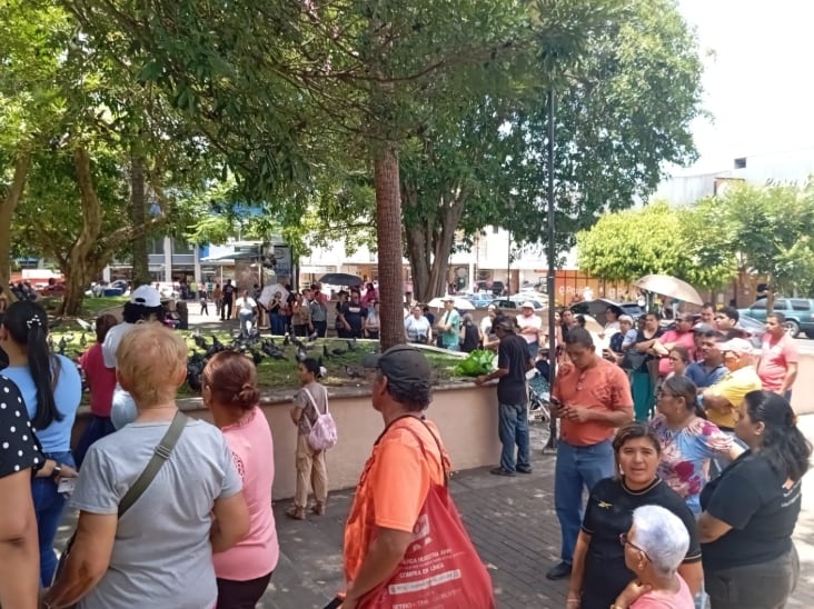 Adultos mayores, mujeres, jóvenes y niños acudieron a aplicarse la vacuna contra el sarampión.