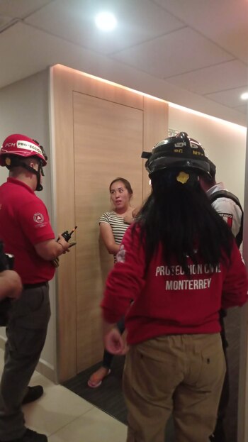 Personal de Protección Civil se