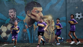 Gambetear a la desigualdad: la iniciativa que enseña fútbol y derechos para niñas en El Salvador