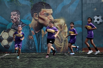 El proyecto Fútbol para Todas reúne cada sábado a 30 niñas y adolescentes en canchas de San Salvador para promover la autonomía y el deporte. (EFE/ Rodrigo Sura)