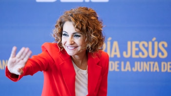 María Jesús Montero no esconde siglas ni pasado en una campaña de alto riesgo para el PSOE en el momento de mayor proyección de Sánchez