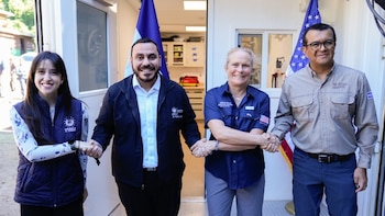 De izquierda a derecha se