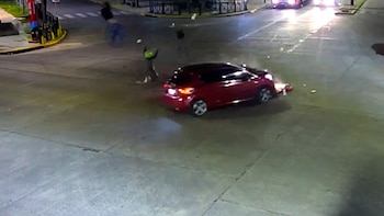 Impactante accidente en Tigre: un motociclista y su acompañante chocaron un auto y volaron varios metros por el aire