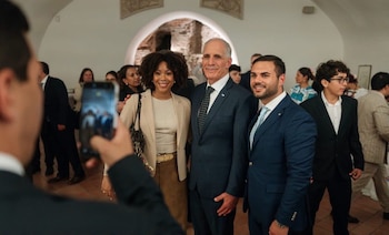 Nasry Asfura compartió con miembros de la comunidad hondureña que residen en Italia tras participar en la misa. (Foto: Casa Presidencial Honduras)