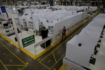 Un empleado del fabricante estadounidense