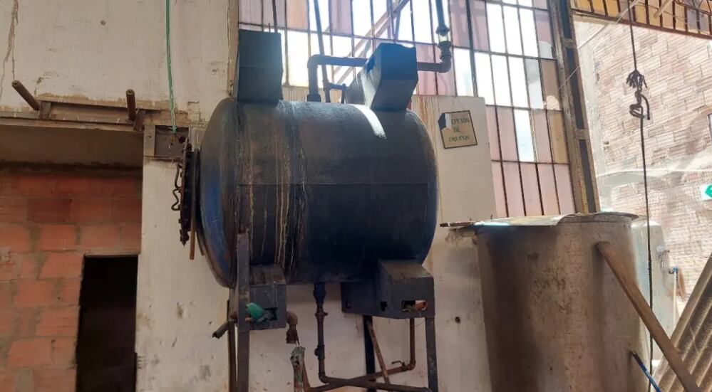 Ordenó la suspensión inmediata de una empresa que producía láminas de acrílico sin permisos ambientales - crédito CAR