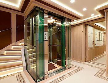 Un ascensor de vidrio transporta