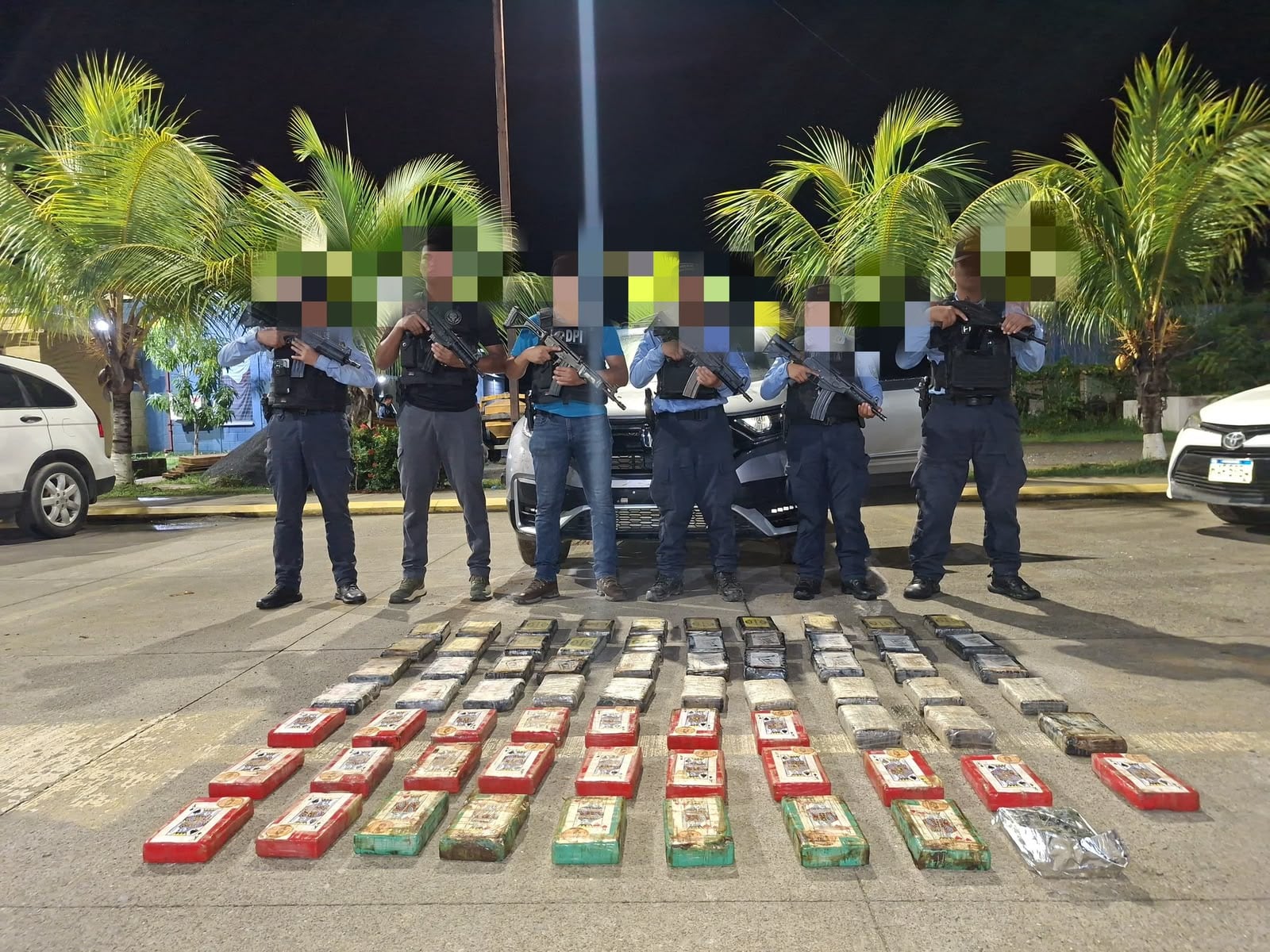 Los paquetes de la presunta droga fueron encontrados dentro de una camioneta gris marca Honda interceptada por los agentes. (Foto: Policía Nacional)