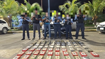 Policía Nacional en Honduras decomisa 69 kilos de supuesta cocaína tras enfrentamiento en Islas de la Bahía