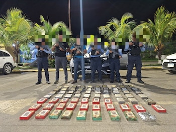 Los paquetes de la presunta droga fueron encontrados dentro de una camioneta gris marca Honda interceptada por los agentes. (Foto: Policía Nacional)