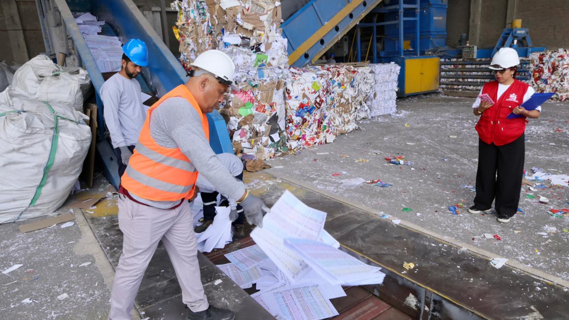 Personal de la ONPE y de la empresa contratada procesan miles de cédulas de sufragio en una planta de trituración en el distrito de Ventanilla. (ONPE)