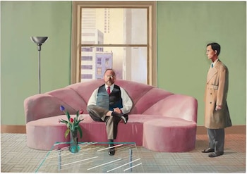 Pintura muestra a un hombre barbudo sentado en un sofá rosa y otro hombre de pie con gabardina. Detrás, una ventana con edificios urbanos y un cielo claro