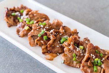 Los riñones de cerdo cocidos