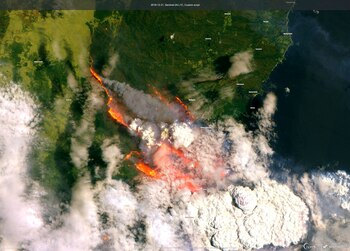 Una imagen satelital de la Bahía de Batemans muestra el humo y el fuego de los incendios forestales en Australia el 31 de diciembre de 2019 (COPERNICUS SENTINEL DATA/Handout via REUTERS)