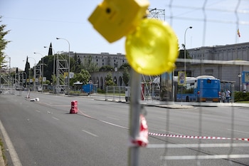 Madrid afronta importantes restricciones de tráfico entre el 3 y el 9 de junio por los preparativos y la visita del Papa León XIV, con especial impacto en Cibeles, plaza de Lima, Castellana, paseo del Prado y Recoletos. Desde este lunes se ocupan progresivamente carriles y dársenas de autobuses para montar infraestructuras, con cierre total de plaza de Lima el 3 de junio y de Cibeles el 4, y cortes completos de circulación en ambos puntos.