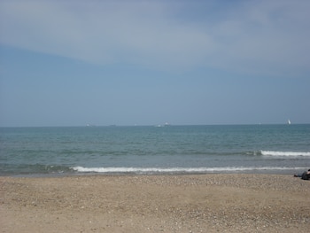 La Guardia Civil investiga el hallazgo de la mitad inferior de un cadáver en descomposición en la playa de El Saler, en València (Wikimedia Commons)