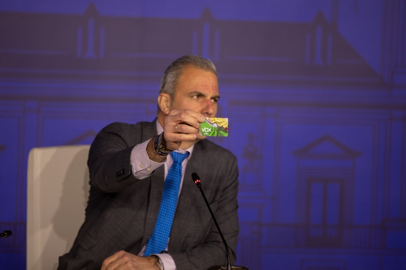 El portavoz de Vox en el Ayuntamiento de Madrid, Javier Ortega Smith, con su carnet del partido (Vox)