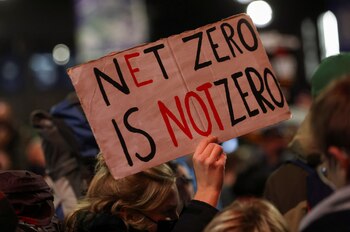 Los activistas climáticos protestan después