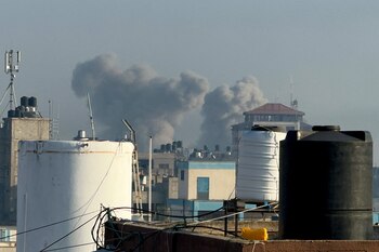 El humo se eleva tras