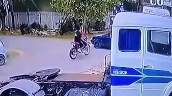 Video: dos adolescentes quedaron gravemente heridos tras un brutal choque entre una moto y un auto en La Plata