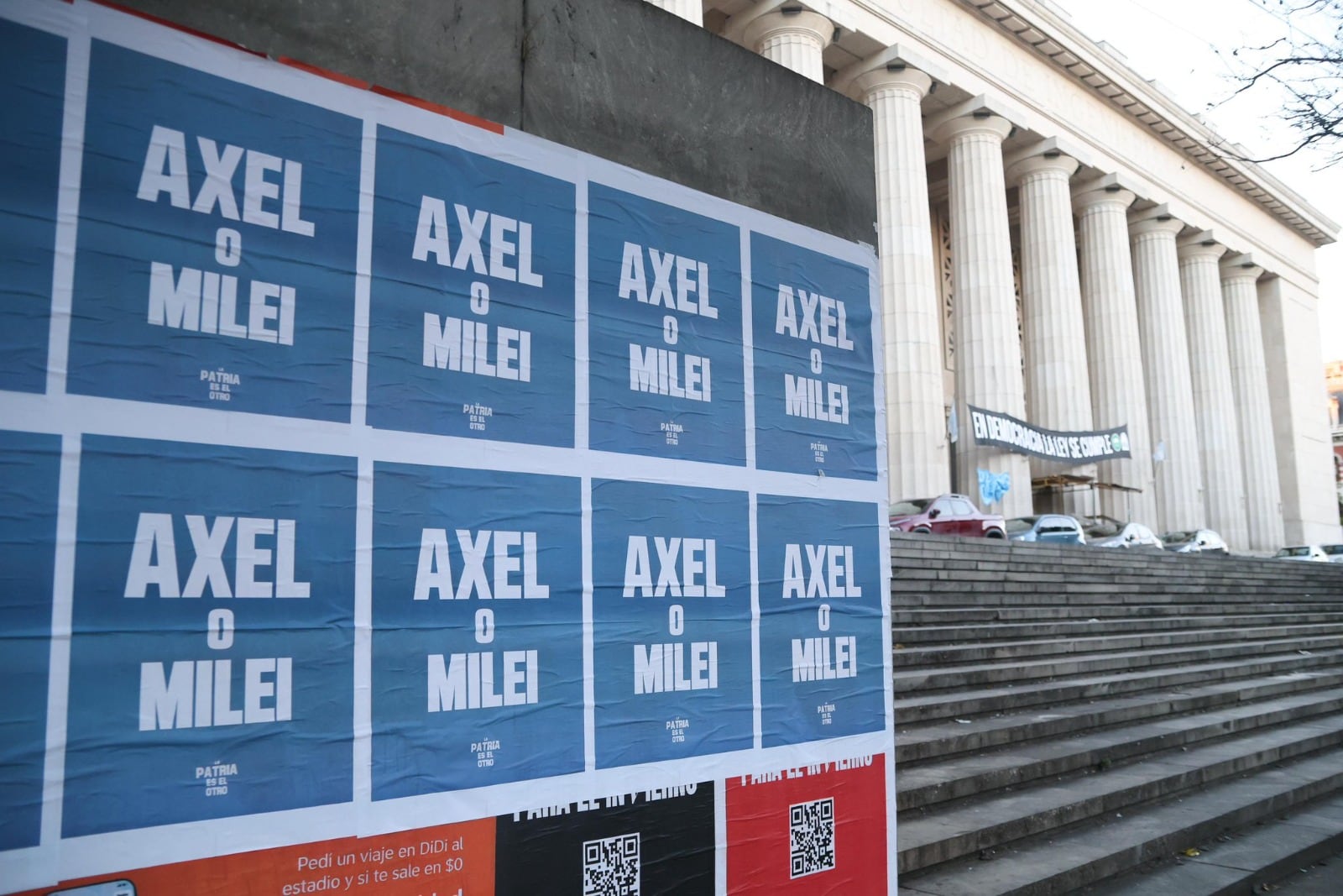 Las inmediaciones de la Casa Rosada aparecieron afichadas con la leyenda