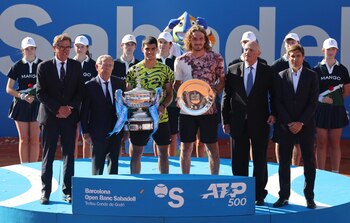 Alcaraz y Tsitsipas posan con